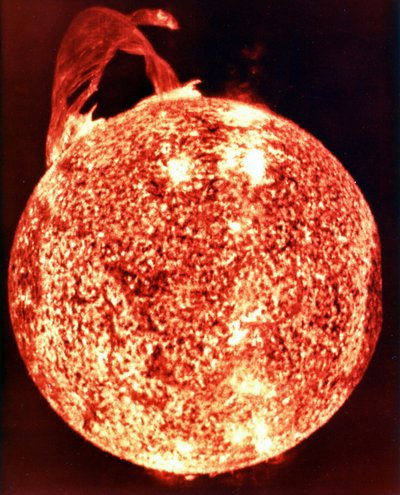 Eine der spektakulärsten Sonneneruptionen (oben links), die jemals aufgezeichnet wurden, erstreckt sich über mehr als 588.000 km über die Sonnenoberfläche. von National Aeronautics and Space Administration National Aeronautics and Space Administration